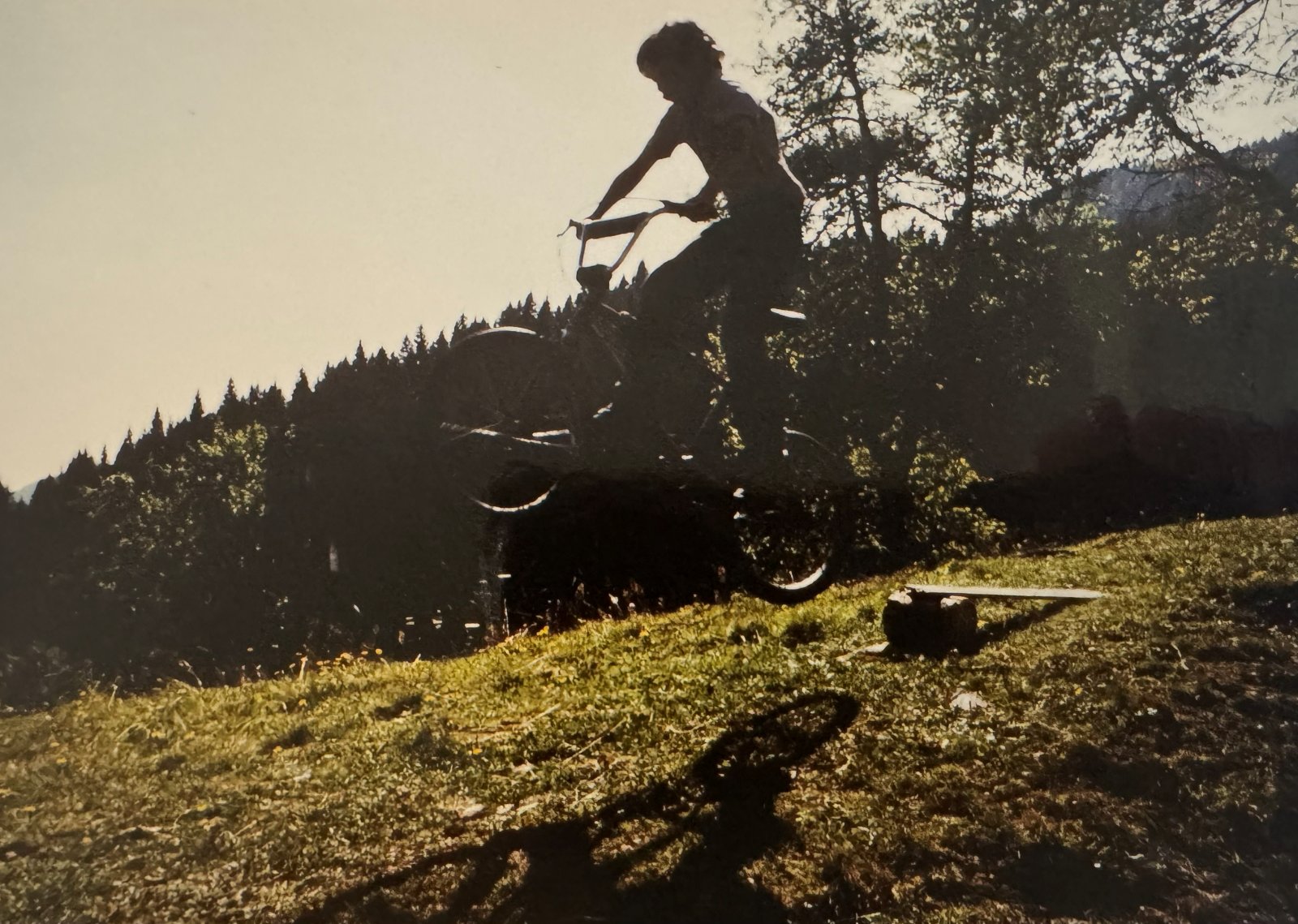 Christian als Kind im Sprung mit dem BMX auf einer Wiese
